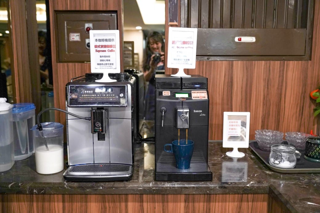 夏優旅居駁二館，高雄平價住宿推薦，下午茶點心吧還有星巴克可以喝，早餐超豐盛直接吃三個小時，飽到下午