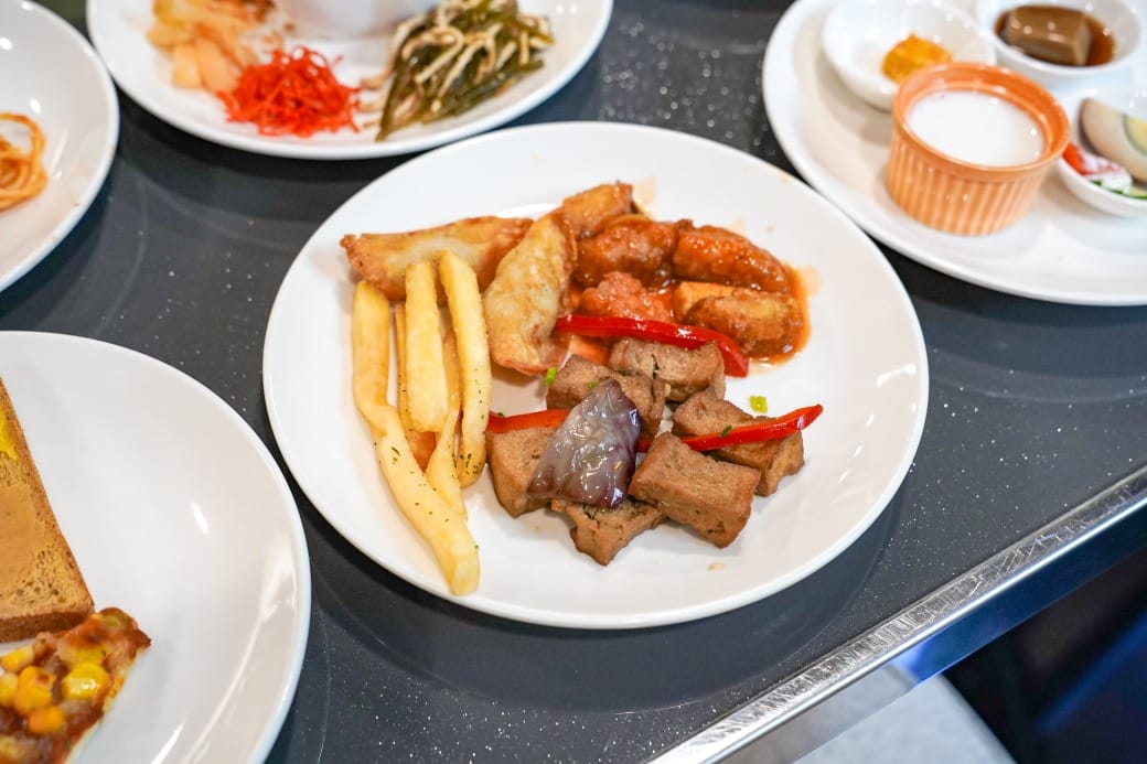 夏優旅居駁二館,高雄平價住宿推薦,下午茶點心吧還有星巴克可以喝,早餐超豐盛直接吃三個小時,飽到下午 - 第48張圖 夏優旅居駁二館,高雄平價住宿推薦,下午茶點心吧還有星巴克可以喝,早餐超豐盛直接吃三個小時,飽到下午