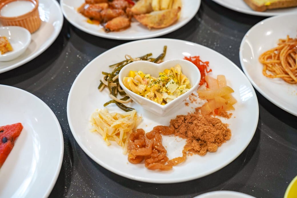 夏優旅居駁二館，高雄平價住宿推薦，下午茶點心吧還有星巴克可以喝，早餐超豐盛直接吃三個小時，飽到下午