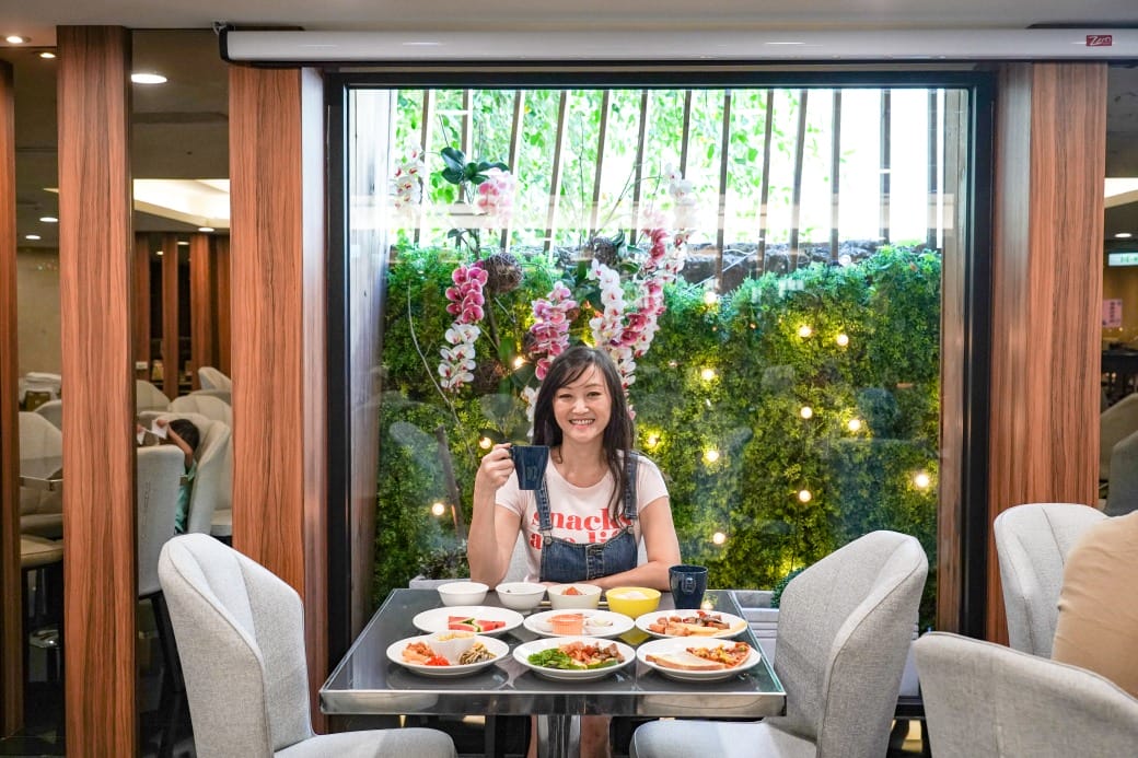 夏優旅居駁二館，高雄平價住宿推薦，下午茶點心吧還有星巴克可以喝，早餐超豐盛直接吃三個小時，飽到下午