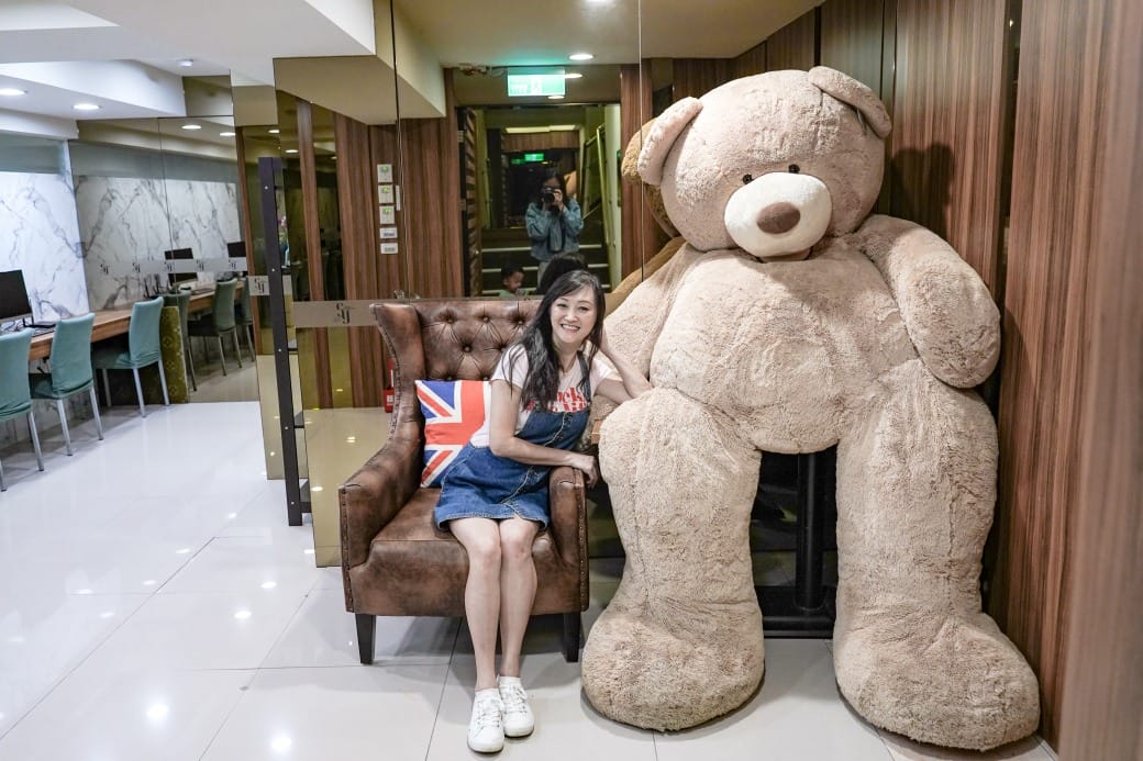夏優旅居駁二館，高雄平價住宿推薦，下午茶點心早餐吃到飽星巴克咖啡喝到飽，健身房按摩椅還可以玩WII通通免費，CP值爆高