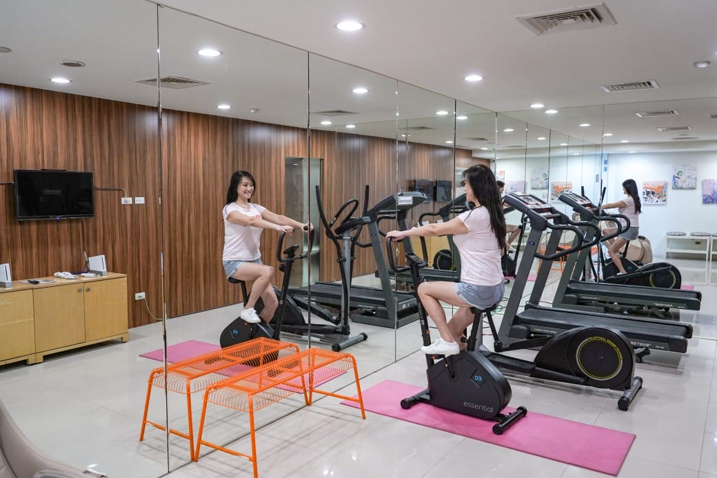 夏優旅居駁二館，高雄平價住宿推薦，下午茶點心早餐吃到飽星巴克咖啡喝到飽，健身房按摩椅還可以玩WII通通免費，CP值爆高