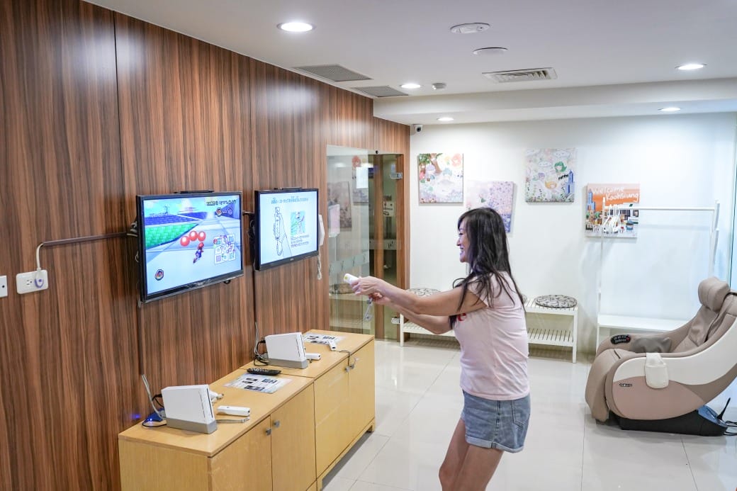 夏優旅居駁二館，高雄平價住宿推薦，下午茶點心早餐吃到飽星巴克咖啡喝到飽，健身房按摩椅還可以玩WII通通免費，CP值爆高