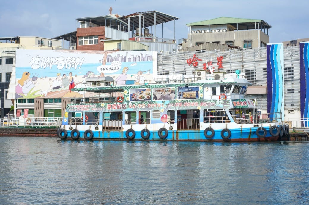 夏優旅居駁二館，高雄平價住宿推薦，下午茶點心早餐吃到飽星巴克咖啡喝到飽，健身房按摩椅還可以玩WII通通免費，CP值爆高