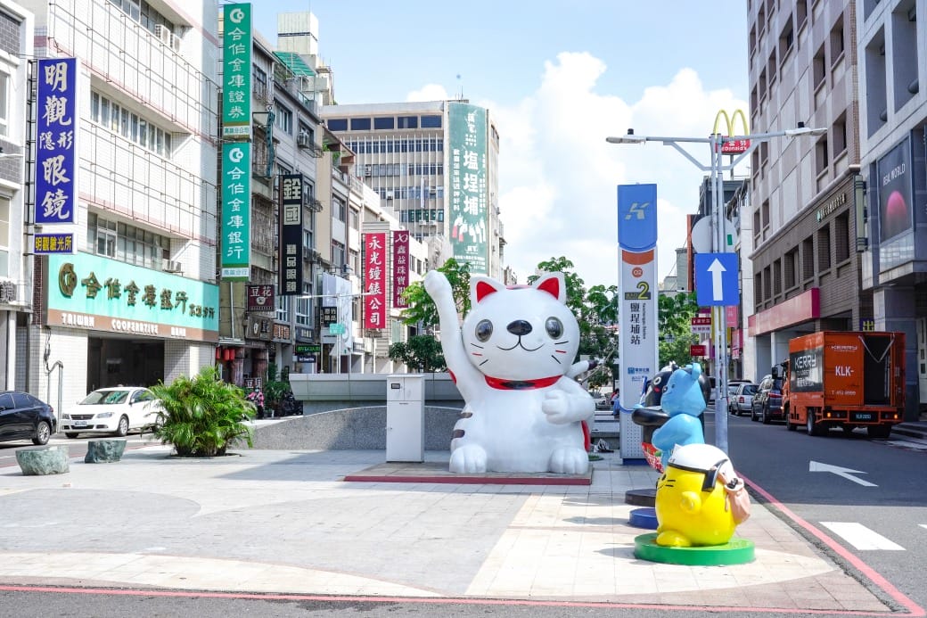 夏優旅居駁二館，高雄平價住宿推薦，下午茶點心早餐吃到飽星巴克咖啡喝到飽，健身房按摩椅還可以玩WII通通免費，CP值爆高