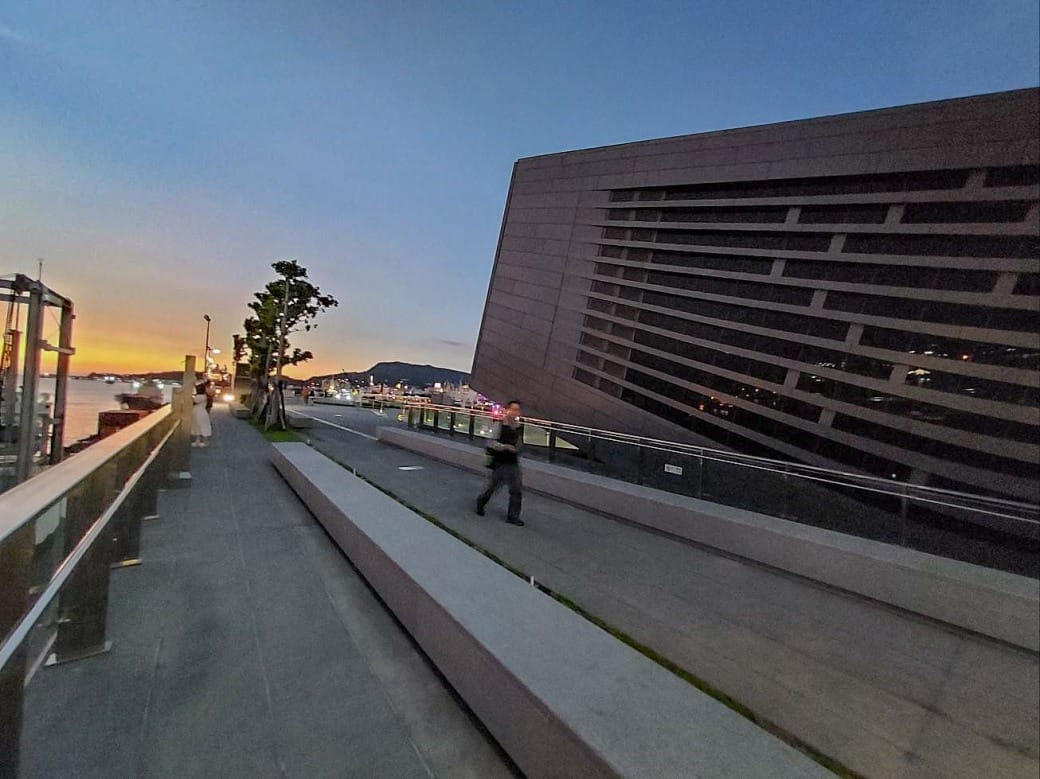 高雄旅運中心，高雄新地標千坪戶外觀景台賞海景第一排，高雄最美夕陽觀景區，全台唯一3D曲面帷幕建築