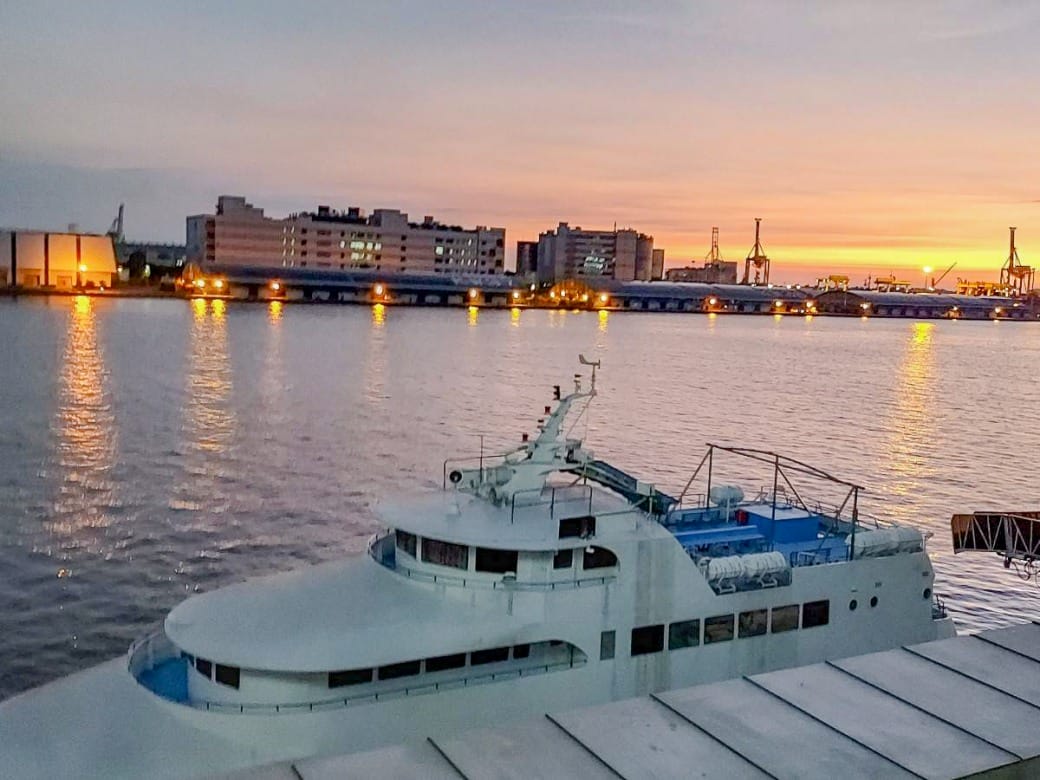 高雄旅運中心，高雄新地標千坪戶外觀景台賞海景第一排，高雄最美夕陽觀景區，全台唯一3D曲面帷幕建築