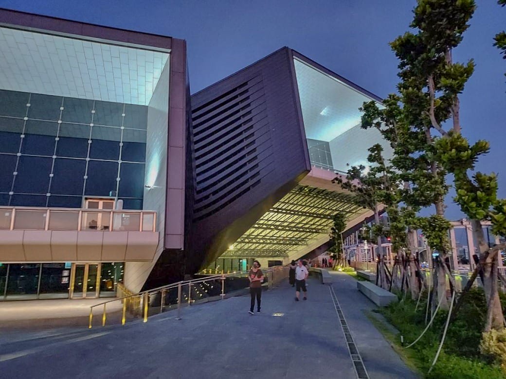 高雄旅運中心，高雄新地標千坪戶外觀景台賞海景第一排，高雄最美夕陽觀景區，全台唯一3D曲面帷幕建築