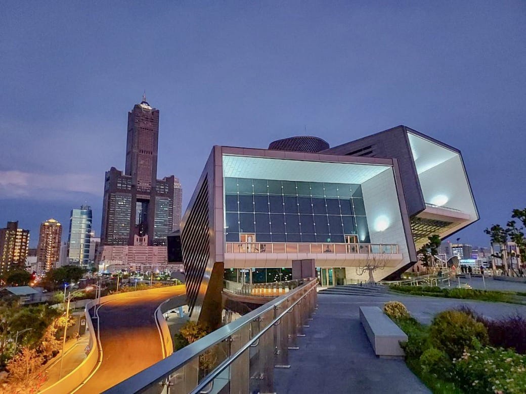 高雄旅運中心，高雄新地標千坪戶外觀景台賞海景第一排，高雄最美夕陽觀景區，全台唯一3D曲面帷幕建築