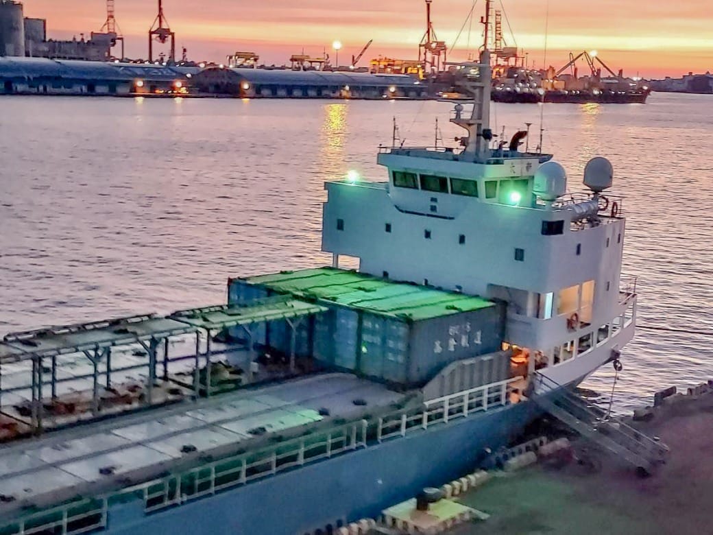 高雄旅運中心，高雄新地標千坪戶外觀景台賞海景第一排，高雄最美夕陽觀景區，全台唯一3D曲面帷幕建築