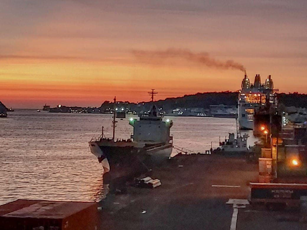 高雄旅運中心，高雄新地標千坪戶外觀景台賞海景第一排，高雄最美夕陽觀景區，全台唯一3D曲面帷幕建築