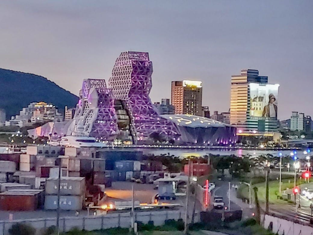 高雄旅運中心，高雄新地標千坪戶外觀景台賞海景第一排，高雄最美夕陽觀景區，全台唯一3D曲面帷幕建築