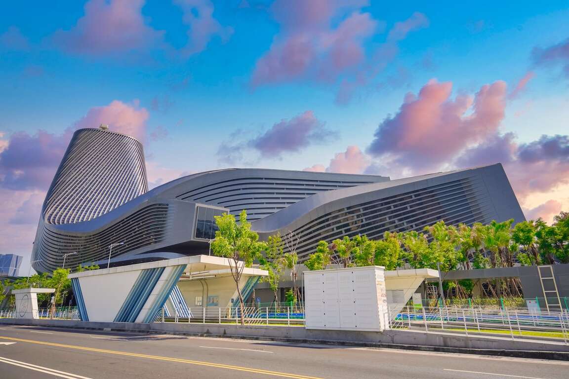 高雄旅運中心，高雄新地標千坪戶外觀景台賞海景第一排，高雄最美夕陽觀景區，全台唯一3D曲面帷幕建築