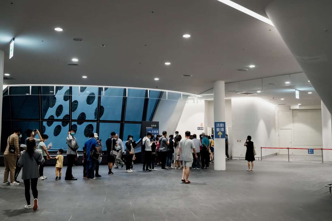 高雄旅運中心，高雄新地標千坪戶外觀景台賞海景第一排，高雄最美夕陽觀景區，全台唯一3D曲面帷幕建築