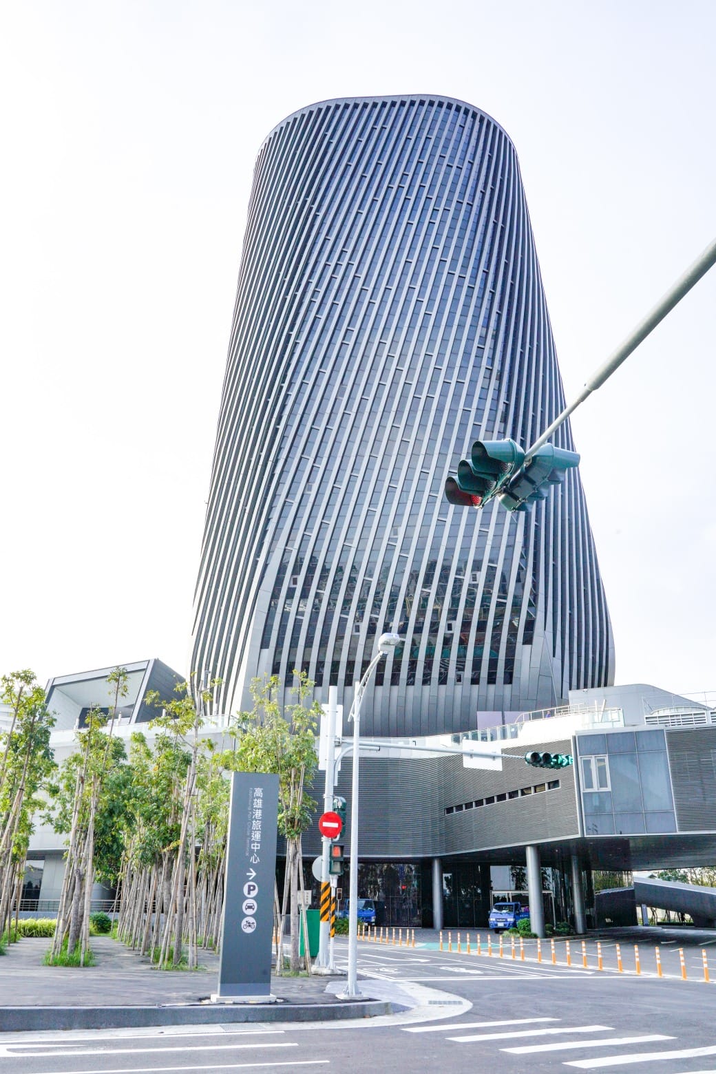 高雄旅運中心，高雄新地標千坪戶外觀景台賞海景第一排，高雄最美夕陽觀景區，全台唯一3D曲面帷幕建築