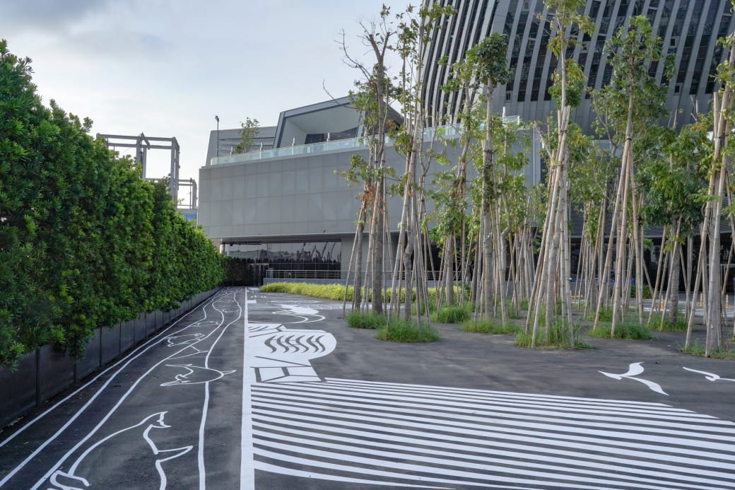 高雄旅運中心，高雄新地標千坪戶外觀景台賞海景第一排，高雄最美夕陽觀景區，全台唯一3D曲面帷幕建築