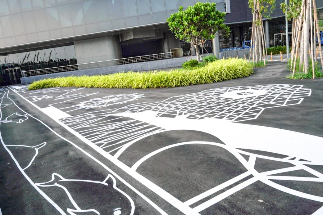 高雄旅運中心，高雄新地標千坪戶外觀景台賞海景第一排，高雄最美夕陽觀景區，全台唯一3D曲面帷幕建築