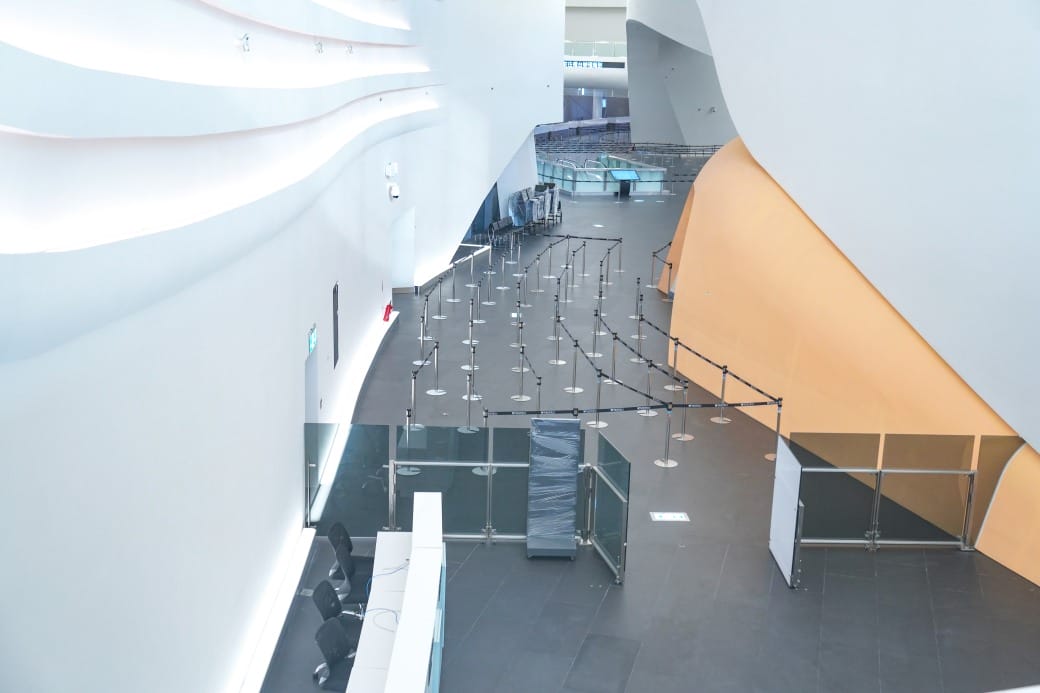 高雄旅運中心，高雄新地標千坪戶外觀景台賞海景第一排，高雄最美夕陽觀景區，全台唯一3D曲面帷幕建築