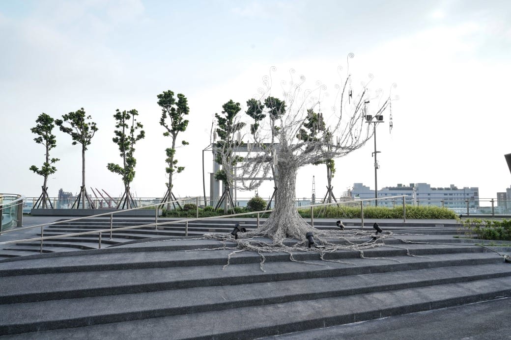 高雄旅運中心，高雄新地標千坪戶外觀景台賞海景第一排，高雄最美夕陽觀景區，全台唯一3D曲面帷幕建築