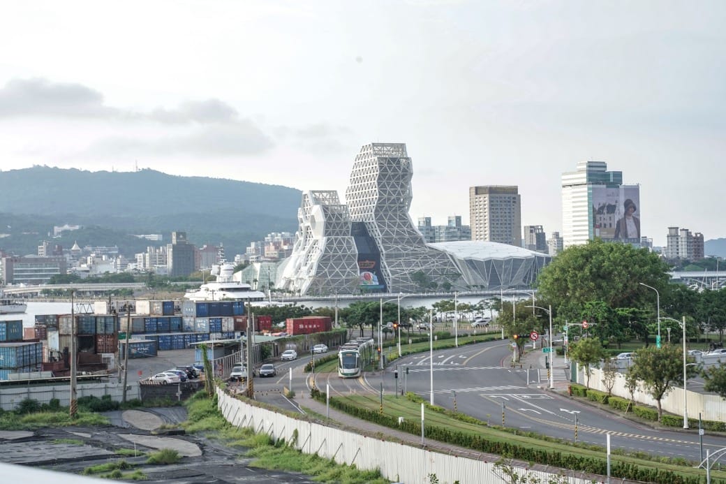 高雄旅運中心，高雄新地標千坪戶外觀景台賞海景第一排，高雄最美夕陽觀景區，全台唯一3D曲面帷幕建築