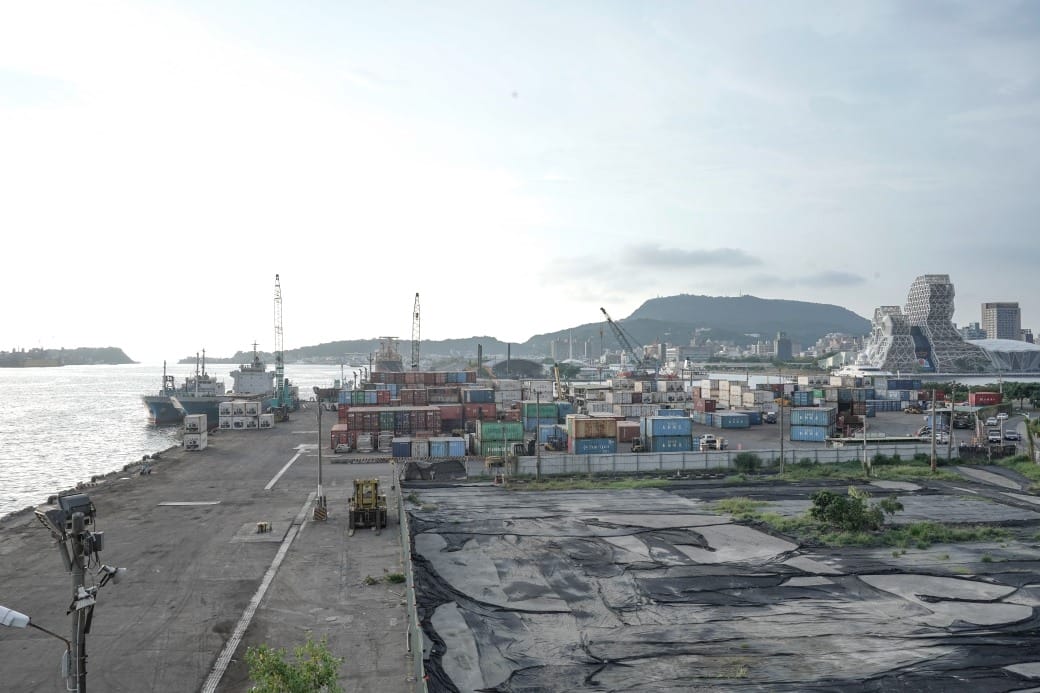 高雄旅運中心，高雄新地標千坪戶外觀景台賞海景第一排，高雄最美夕陽觀景區，全台唯一3D曲面帷幕建築