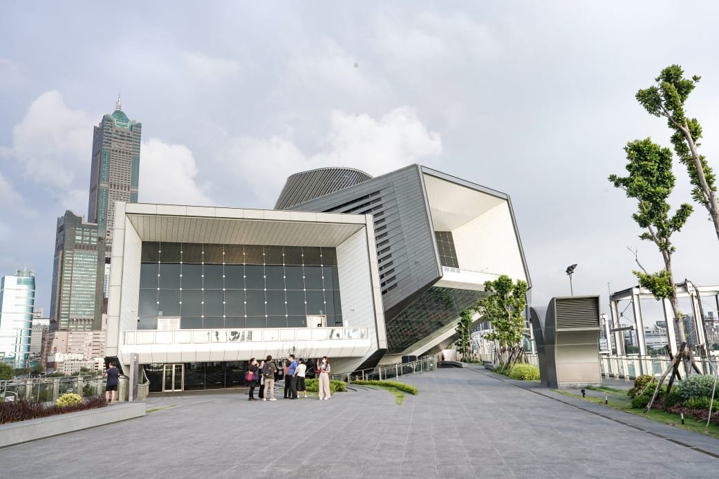 高雄旅運中心，高雄新地標千坪戶外觀景台賞海景第一排，高雄最美夕陽觀景區，全台唯一3D曲面帷幕建築