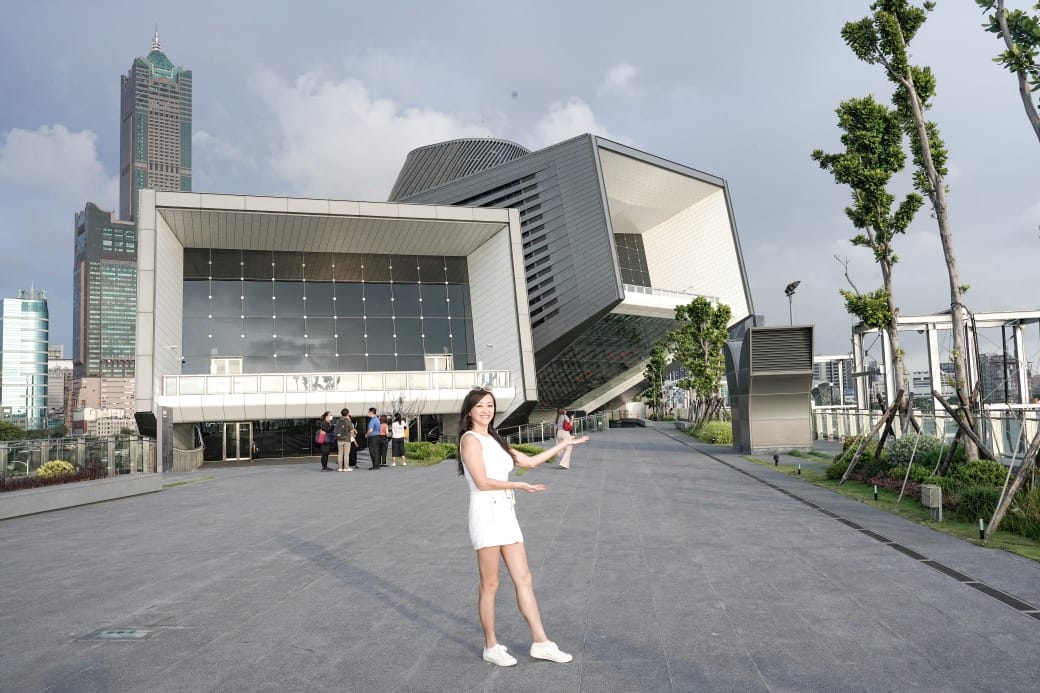 高雄旅運中心，高雄新地標千坪戶外觀景台賞海景第一排，高雄最美夕陽觀景區，全台唯一3D曲面帷幕建築