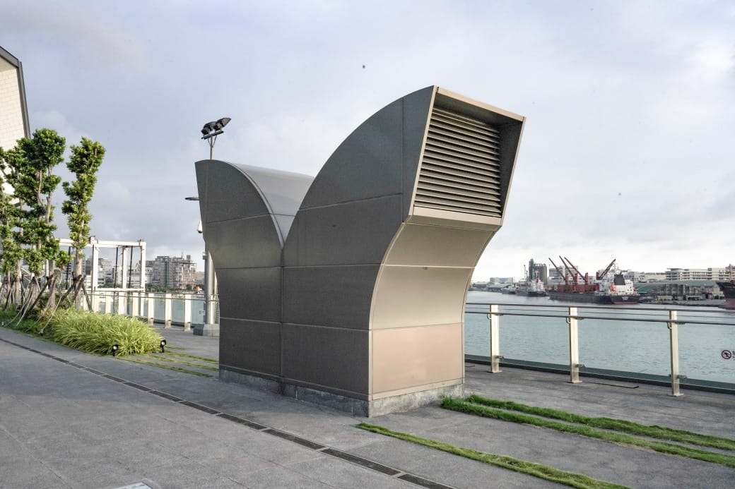 高雄旅運中心，高雄新地標千坪戶外觀景台賞海景第一排，高雄最美夕陽觀景區，全台唯一3D曲面帷幕建築