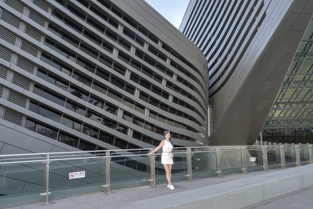 高雄旅運中心，高雄新地標千坪戶外觀景台賞海景第一排，高雄最美夕陽觀景區，全台唯一3D曲面帷幕建築