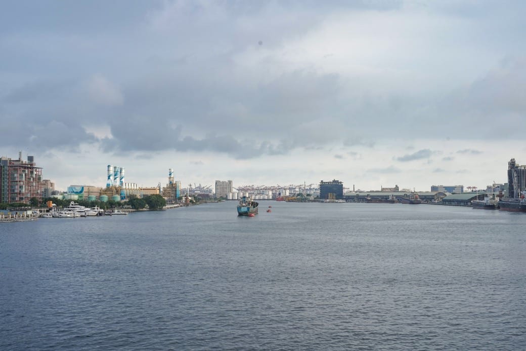 高雄旅運中心，高雄新地標千坪戶外觀景台賞海景第一排，高雄最美夕陽觀景區，全台唯一3D曲面帷幕建築