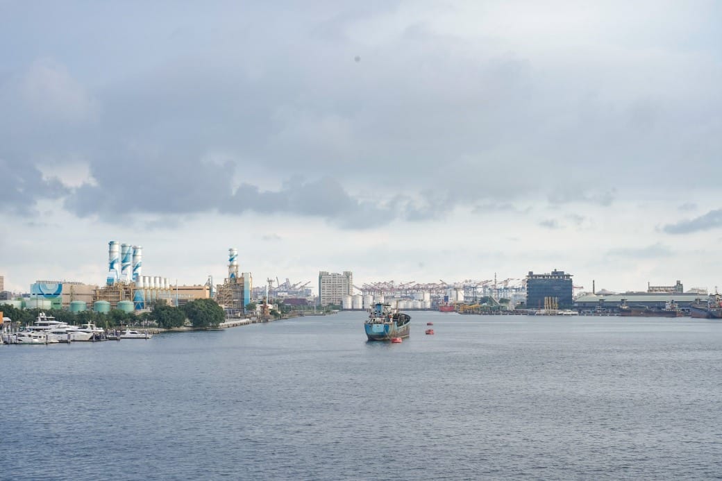 高雄旅運中心，高雄新地標千坪戶外觀景台賞海景第一排，高雄最美夕陽觀景區，全台唯一3D曲面帷幕建築