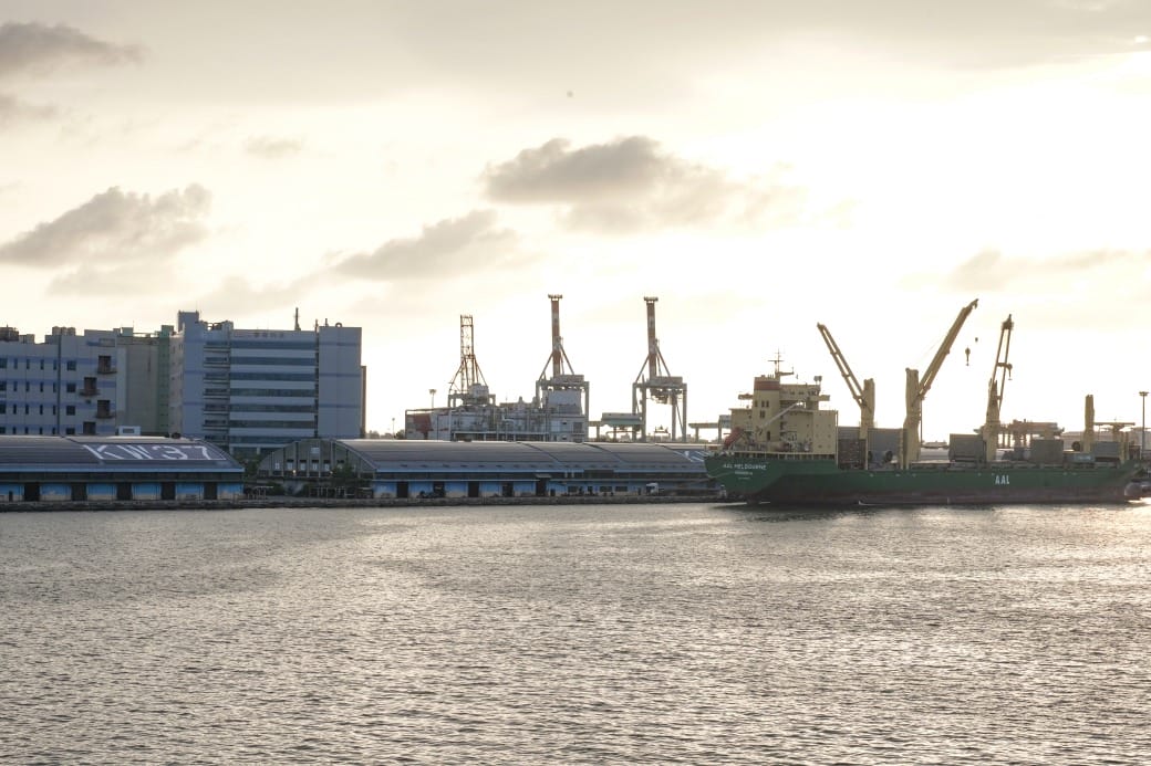 高雄旅運中心，高雄新地標千坪戶外觀景台賞海景第一排，高雄最美夕陽觀景區，全台唯一3D曲面帷幕建築