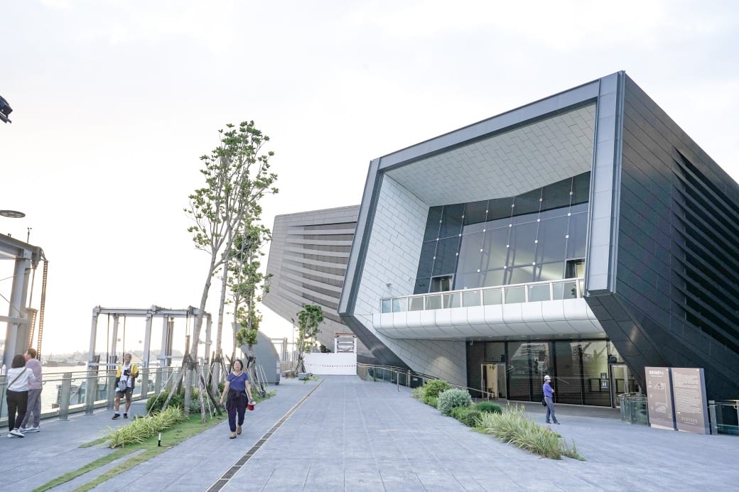 高雄旅運中心，高雄新地標千坪戶外觀景台賞海景第一排，高雄最美夕陽觀景區，全台唯一3D曲面帷幕建築