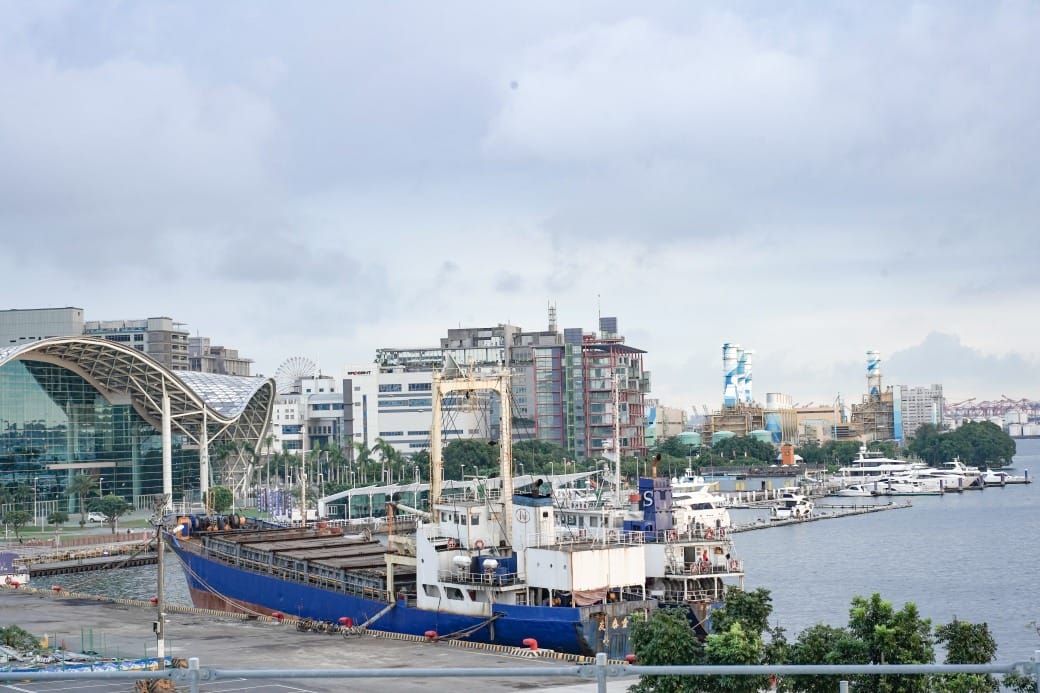高雄旅運中心，高雄新地標千坪戶外觀景台賞海景第一排，高雄最美夕陽觀景區，全台唯一3D曲面帷幕建築