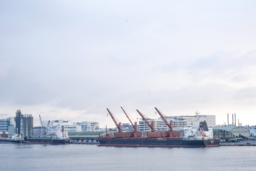 高雄旅運中心，高雄新地標千坪戶外觀景台賞海景第一排，高雄最美夕陽觀景區，全台唯一3D曲面帷幕建築