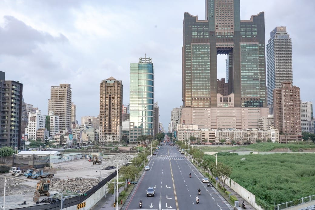 高雄旅運中心，高雄新地標千坪戶外觀景台賞海景第一排，高雄最美夕陽觀景區，全台唯一3D曲面帷幕建築