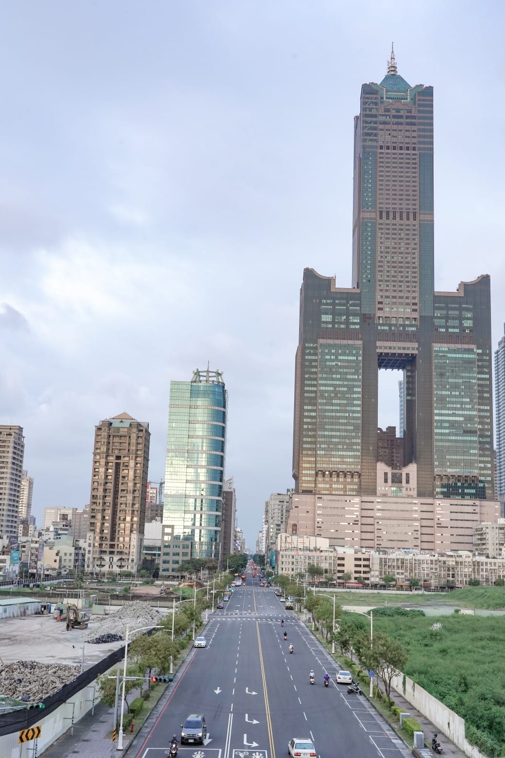 高雄旅運中心，高雄新地標千坪戶外觀景台賞海景第一排，高雄最美夕陽觀景區，全台唯一3D曲面帷幕建築