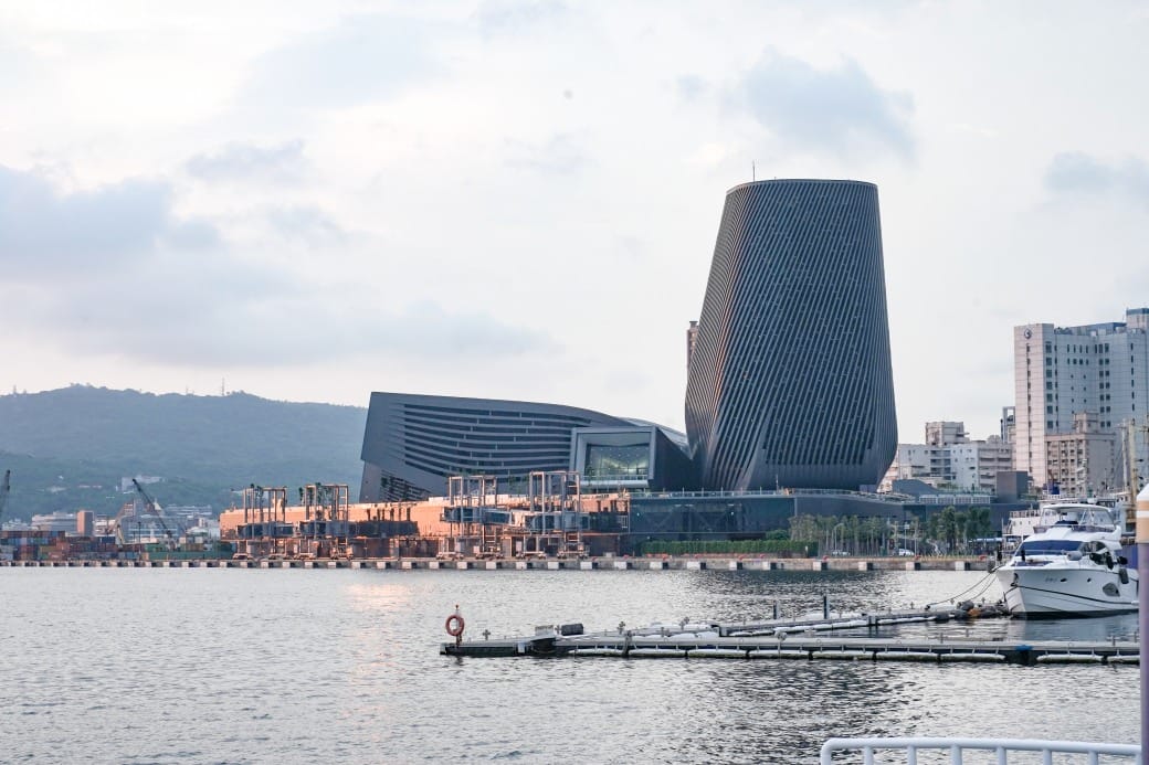 高雄旅運中心，高雄新地標千坪戶外觀景台賞海景第一排，高雄最美夕陽觀景區，全台唯一3D曲面帷幕建築