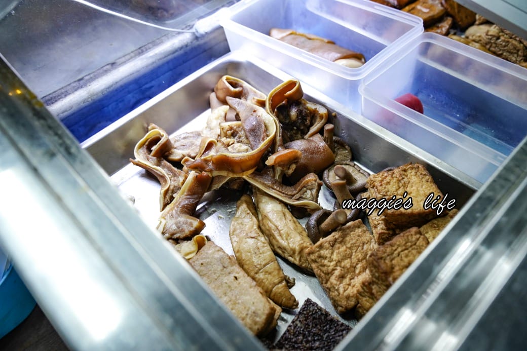 冠瑋牛肉麵｜高雄鹽埕區美食推薦，超級大塊牛肉，在地人推薦清甜牛肉湯還可以續湯