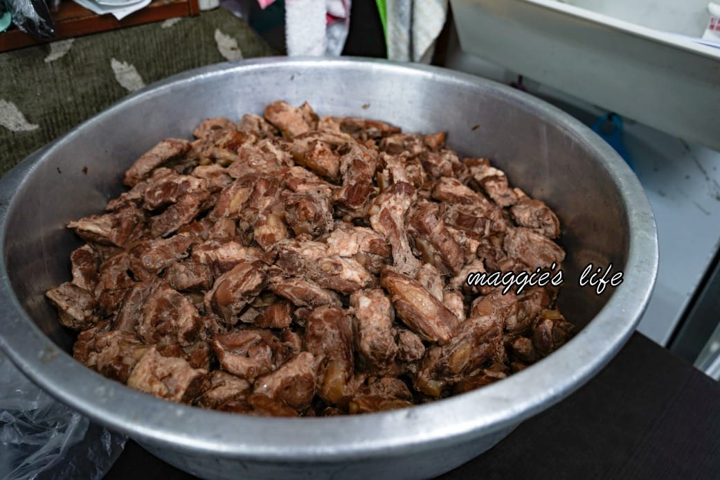冠瑋牛肉麵｜高雄鹽埕區美食推薦，超級大塊牛肉，在地人推薦清甜牛肉湯還可以續湯