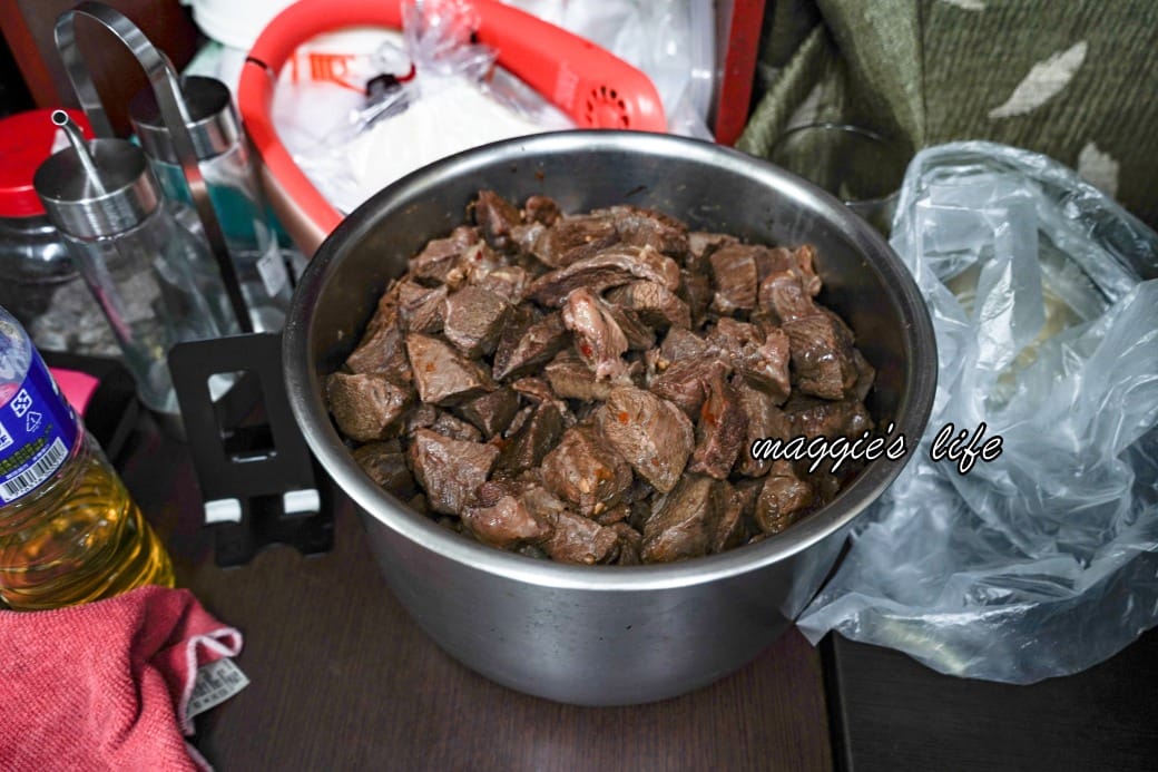 冠瑋牛肉麵｜高雄鹽埕區美食推薦，超級大塊牛肉，在地人推薦清甜牛肉湯還可以續湯