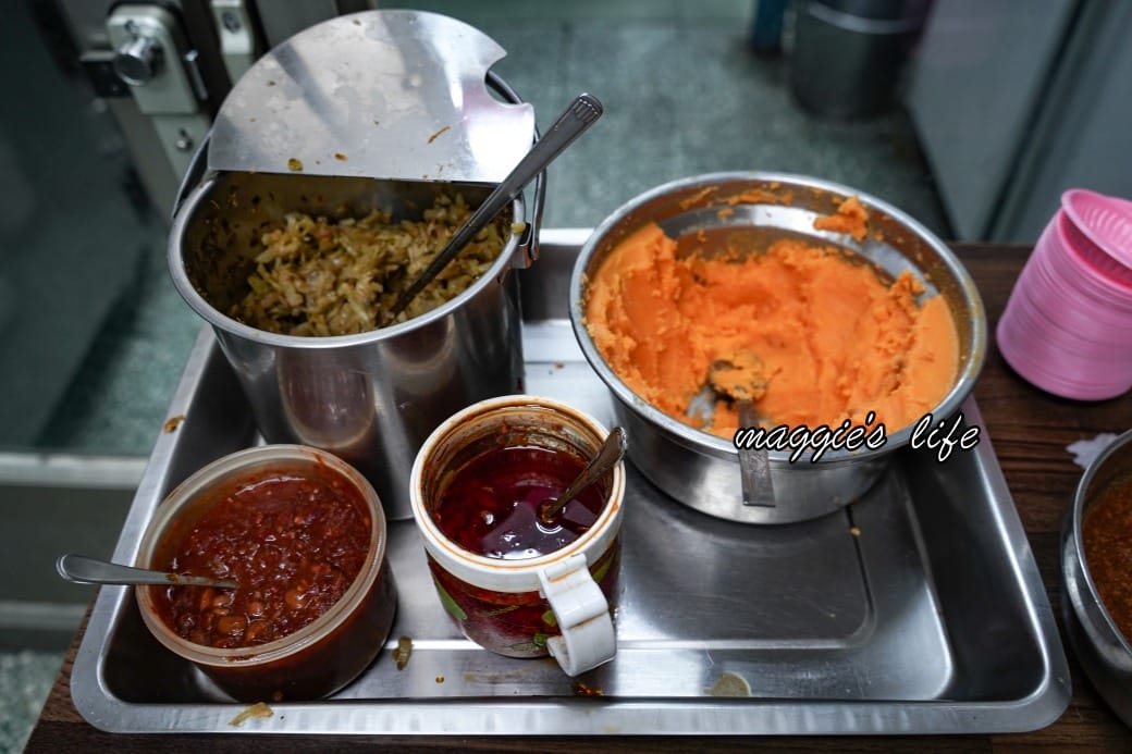 冠瑋牛肉麵｜高雄鹽埕區美食推薦，超級大塊牛肉，在地人推薦清甜牛肉湯還可以續湯