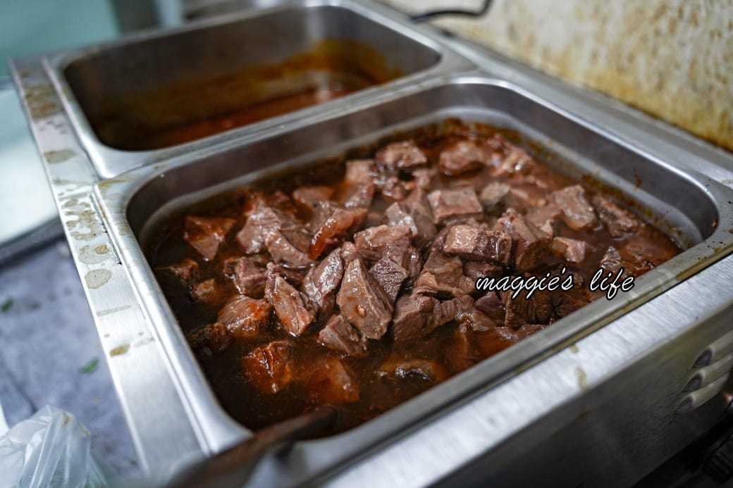 冠瑋牛肉麵｜高雄鹽埕區美食推薦，超級大塊牛肉，在地人推薦清甜牛肉湯還可以續湯