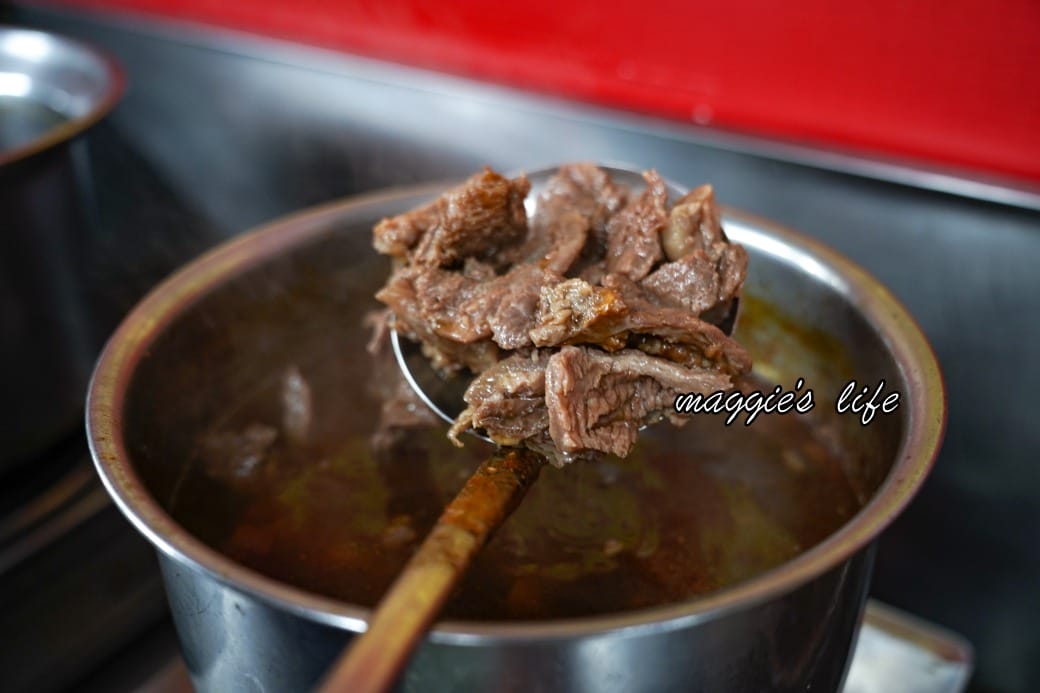 冠瑋牛肉麵｜高雄鹽埕區美食推薦，超級大塊牛肉，在地人推薦清甜牛肉湯還可以續湯