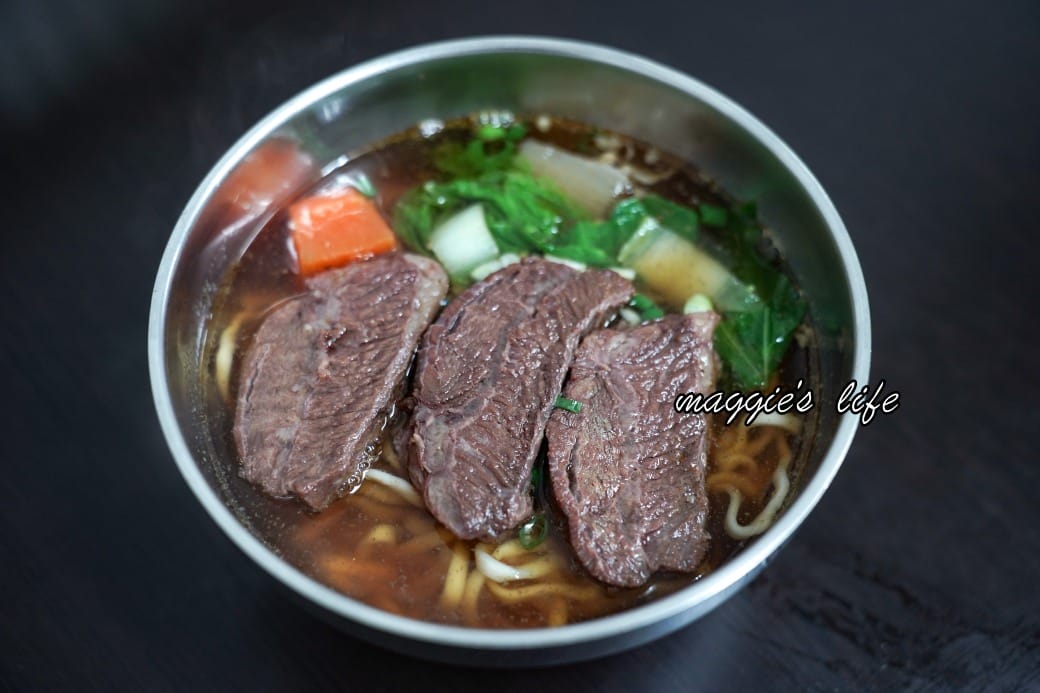 冠瑋牛肉麵｜高雄鹽埕區美食推薦，超級大塊牛肉，在地人推薦清甜牛肉湯還可以續湯