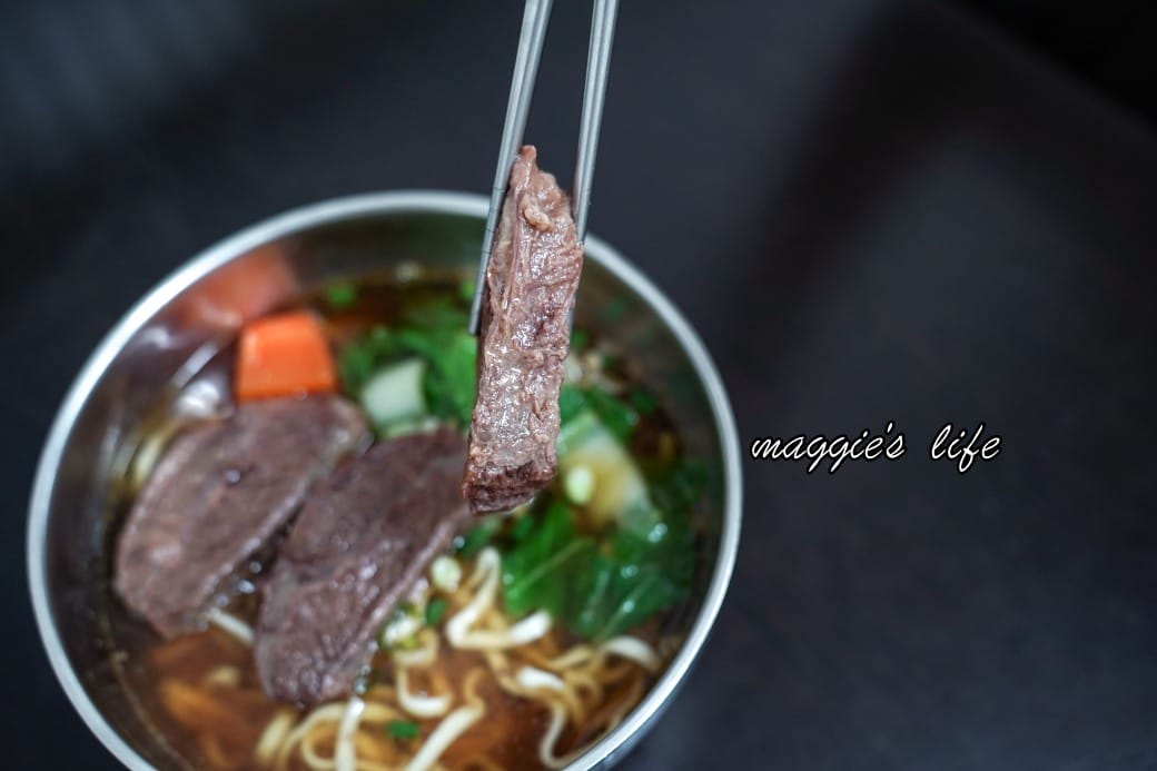 冠瑋牛肉麵｜高雄鹽埕區美食推薦，超級大塊牛肉，在地人推薦清甜牛肉湯還可以續湯