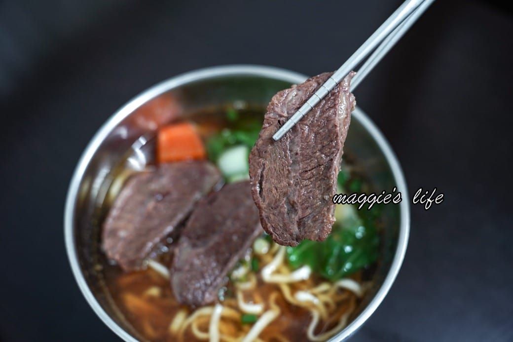 冠瑋牛肉麵｜高雄鹽埕區美食推薦，超級大塊牛肉，在地人推薦清甜牛肉湯還可以續湯