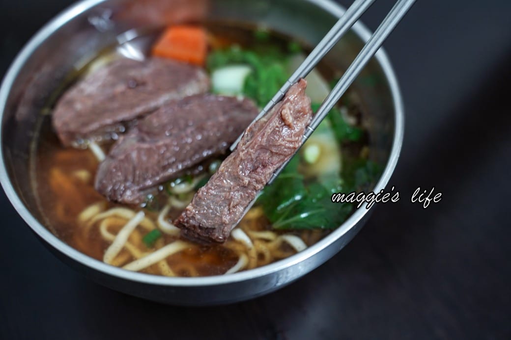 冠瑋牛肉麵｜高雄鹽埕區美食推薦，超級大塊牛肉，在地人推薦清甜牛肉湯還可以續湯