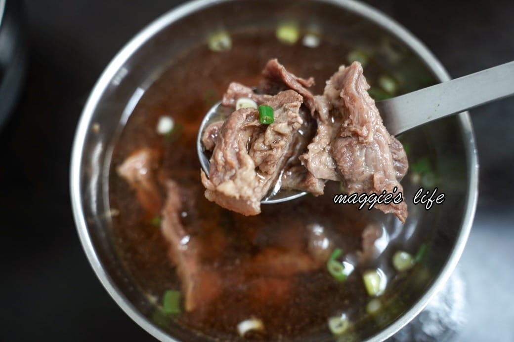 冠瑋牛肉麵｜高雄鹽埕區美食推薦，超級大塊牛肉，在地人推薦清甜牛肉湯還可以續湯