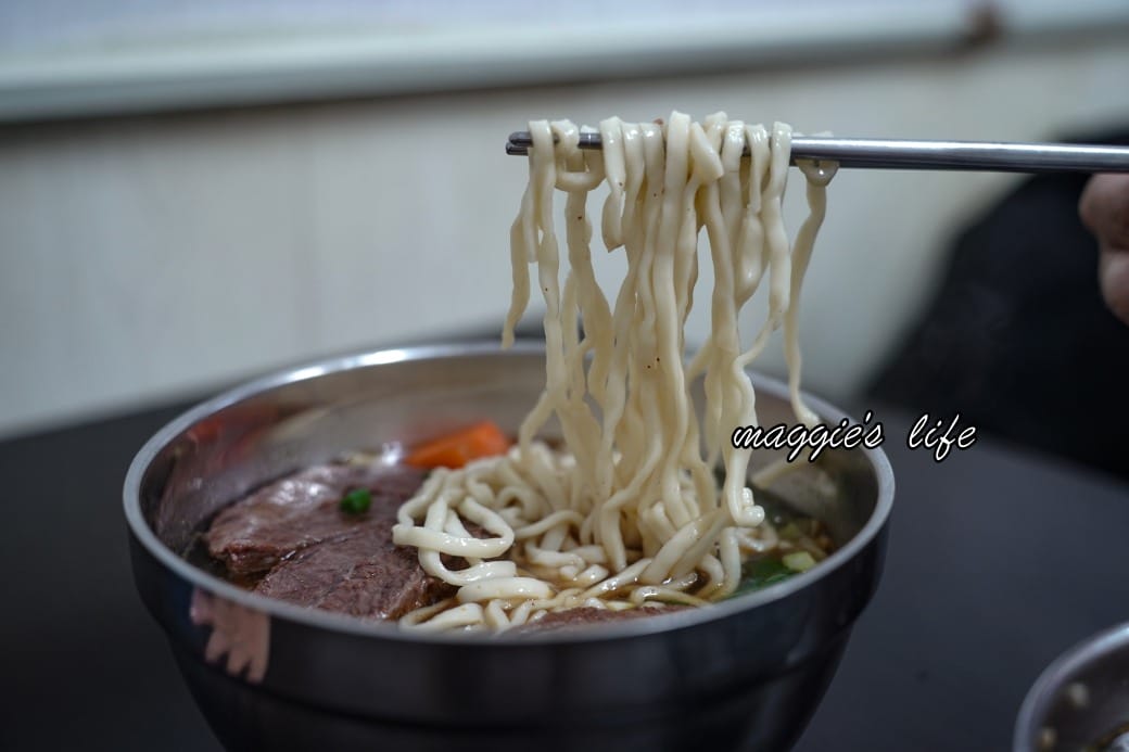 冠瑋牛肉麵｜高雄鹽埕區美食推薦，超級大塊牛肉，在地人推薦清甜牛肉湯還可以續湯